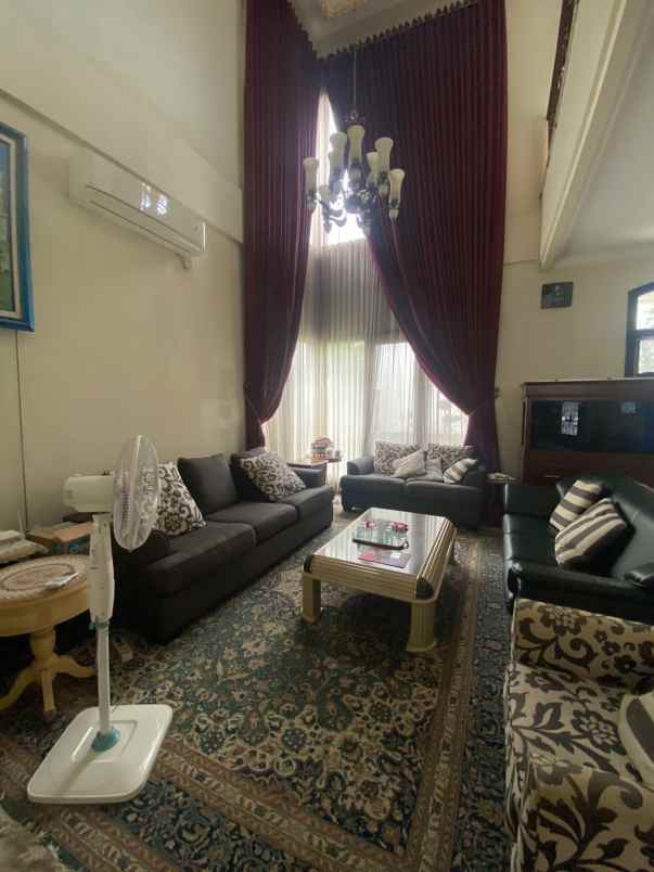 dijual rumah villa westwood pakuwon city