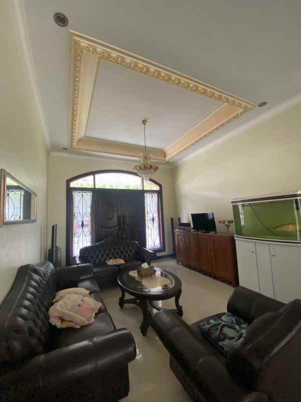 dijual rumah villa westwood pakuwon city