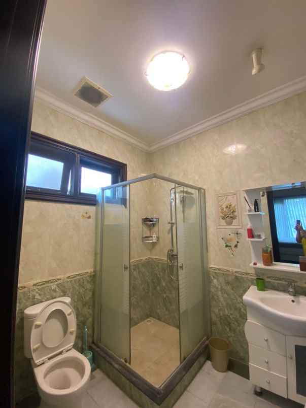 dijual rumah villa westwood pakuwon city