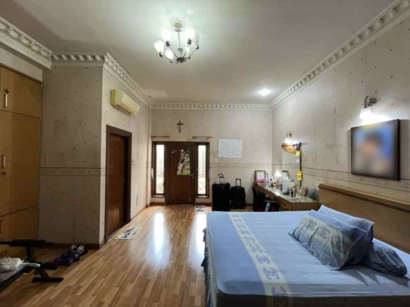 dijual villa di komplek grand polonia