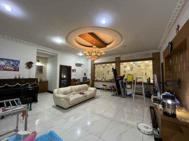 dijual villa di komplek grand polonia