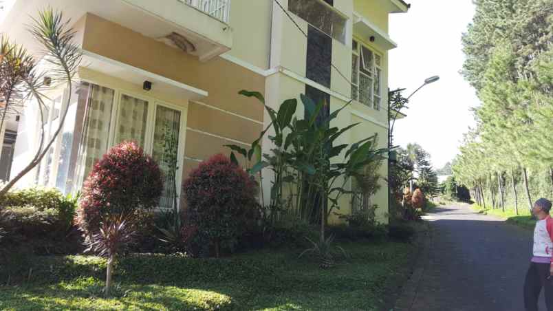 dijual villa jalan kusuma pinus kota