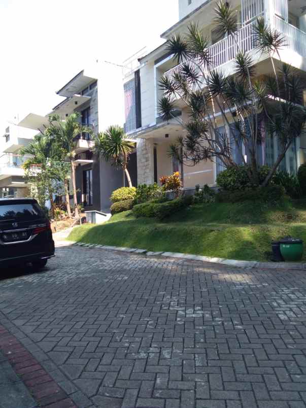 dijual villa jalan kusuma pinus kota