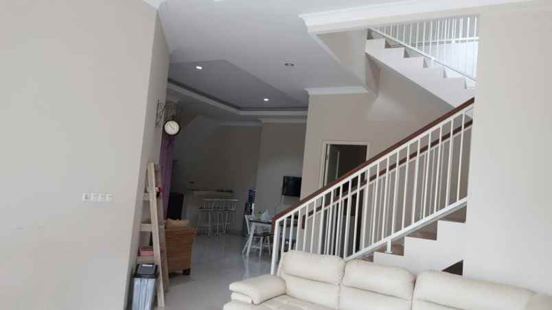 dijual villa jalan kusuma pinus kota