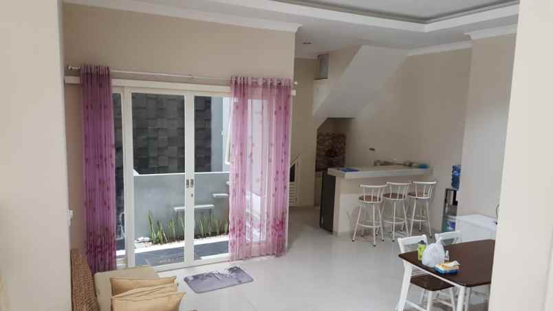 dijual villa jalan kusuma pinus kota