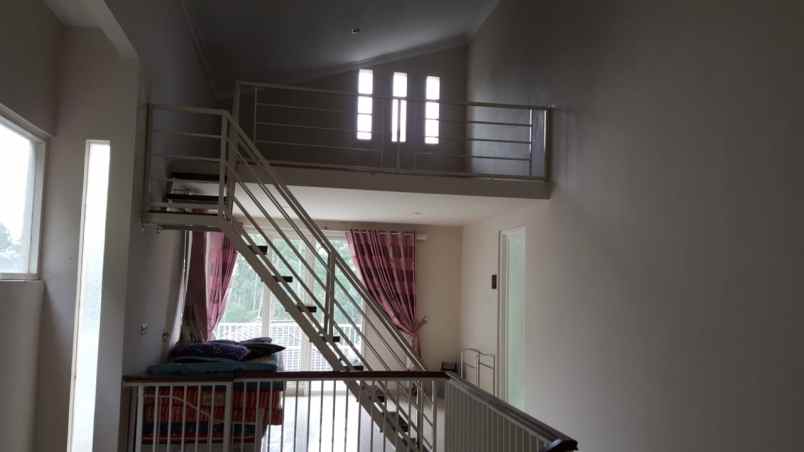 dijual villa jalan kusuma pinus kota