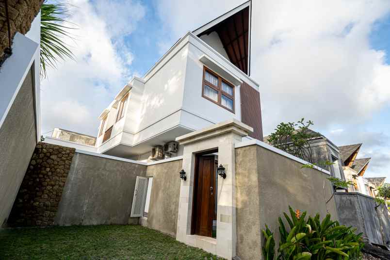 dijual villa jalan raya uluwatu no 77