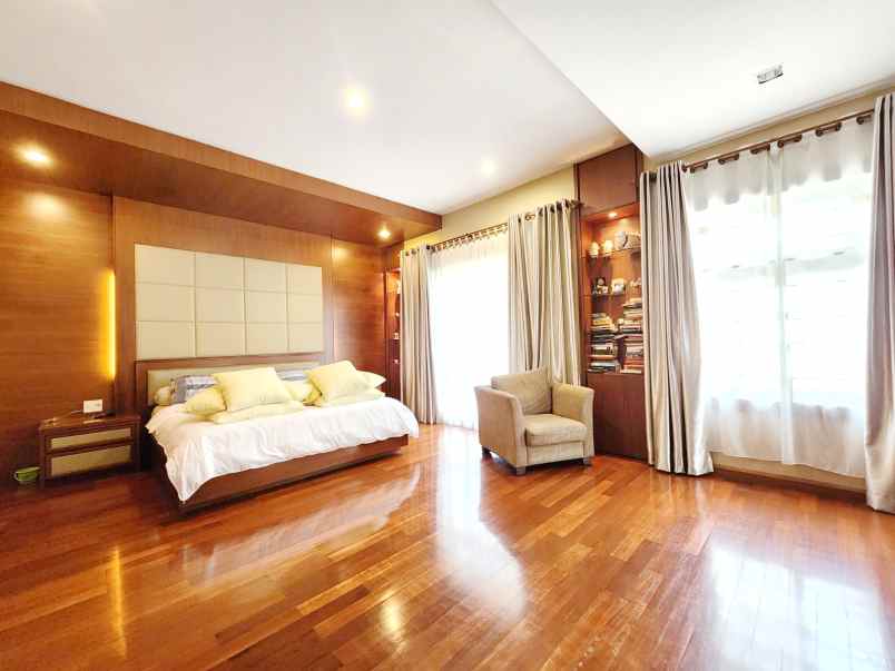 dijual villa jl malibu indah raya suka