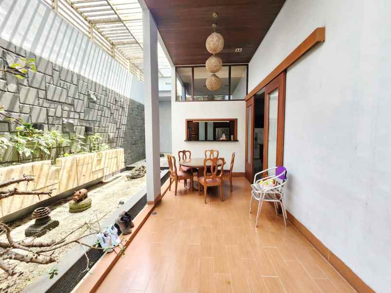 dijual villa jl malibu indah raya suka