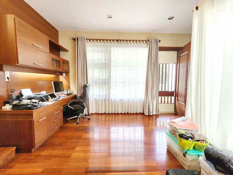 dijual villa jl malibu indah raya suka