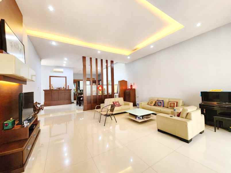 dijual villa jl malibu indah raya suka