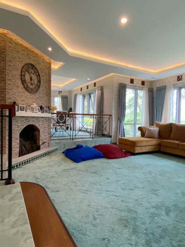 dijual villa jl mega mendung puncak