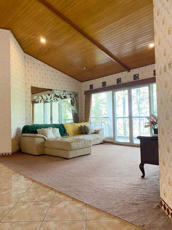 dijual villa jl mega mendung puncak