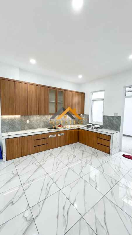 dijual villa komplek graha metropolitan