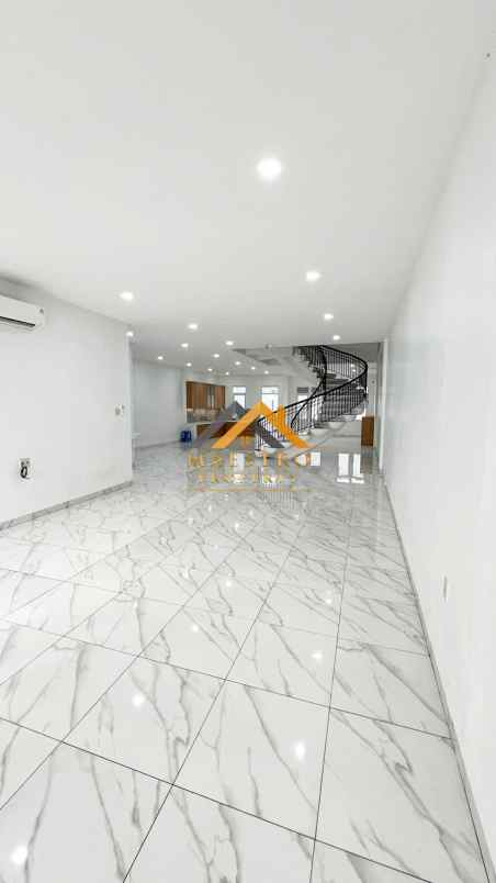 dijual villa komplek graha metropolitan