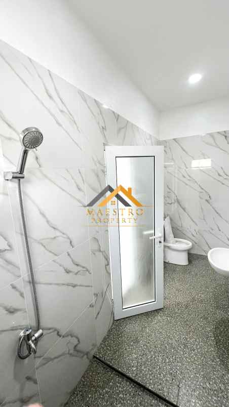 dijual villa komplek graha metropolitan