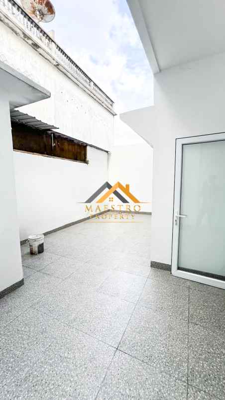 dijual villa komplek graha metropolitan