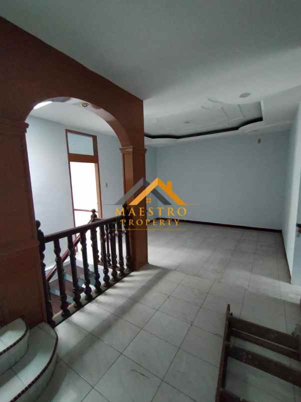 dijual villa komplek jati mas jalan