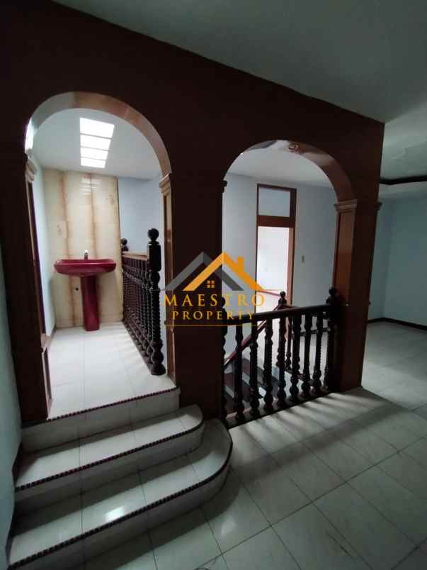 dijual villa komplek jati mas jalan