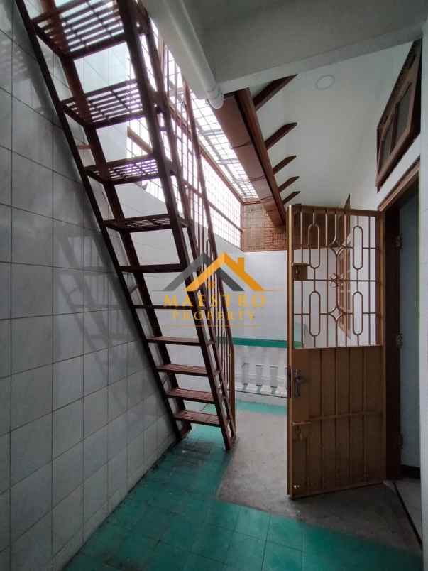 dijual villa komplek jati mas jalan