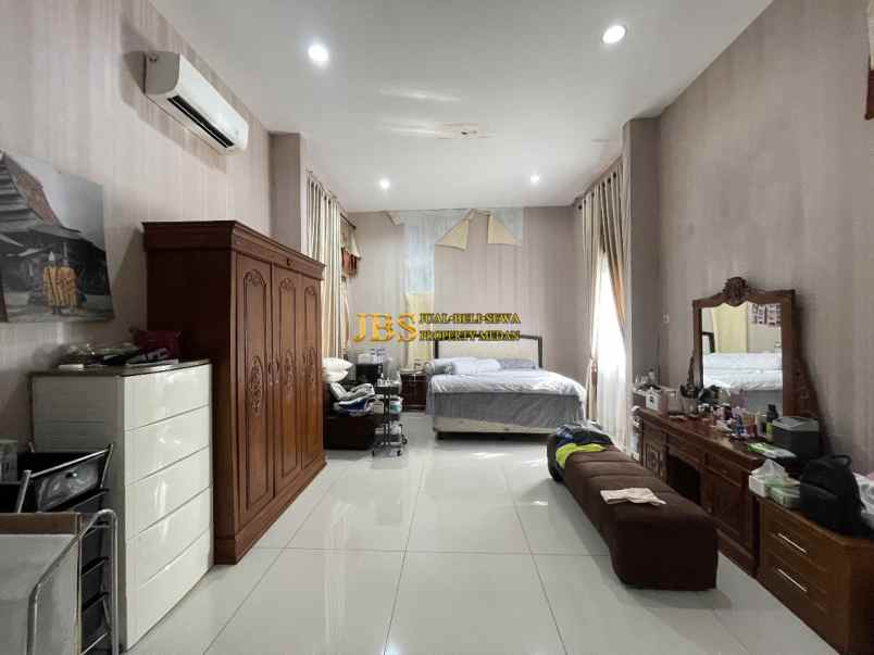 dijual villa komplek royal sumatera