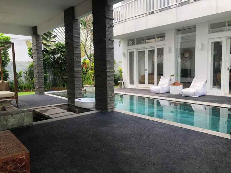 dijual villa lantai 2 lokasi brawa canggu