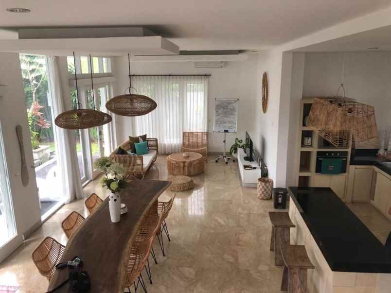 dijual villa lantai 2 lokasi brawa canggu