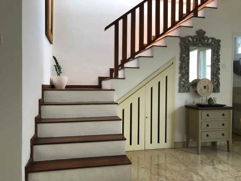 dijual villa lantai 2 lokasi brawa canggu