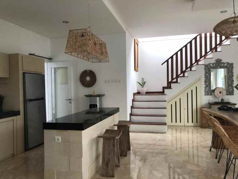 dijual villa lantai 2 lokasi brawa canggu