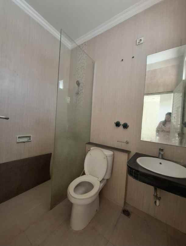 disewakan villa jalan boulevard barat raya