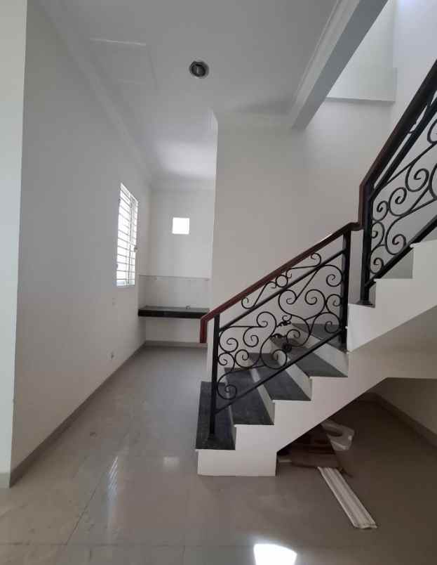 disewakan villa jalan boulevard barat raya