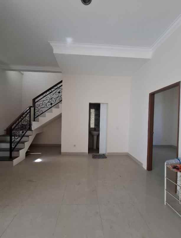 disewakan villa jalan boulevard barat raya