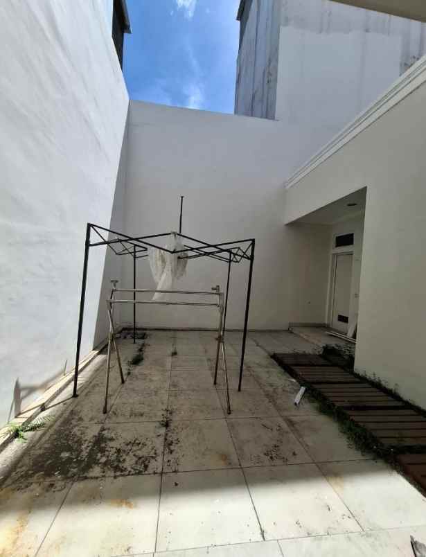 disewakan villa jalan boulevard barat raya