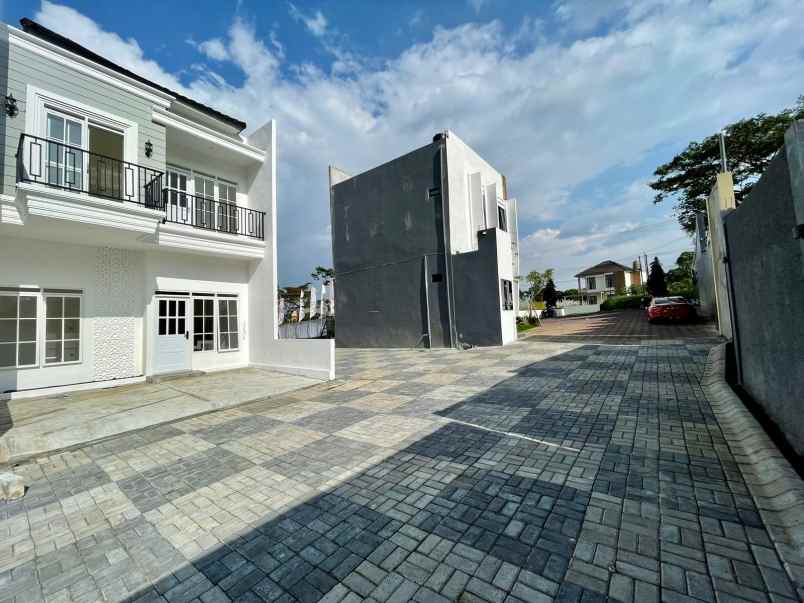 hunian berkonsep villa modern di naufal hills