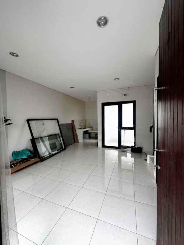 rumah 2 lantai di delatinos bsd city tangsel