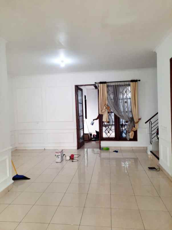 rumah 2 lantai di delatinos bsd tangsel