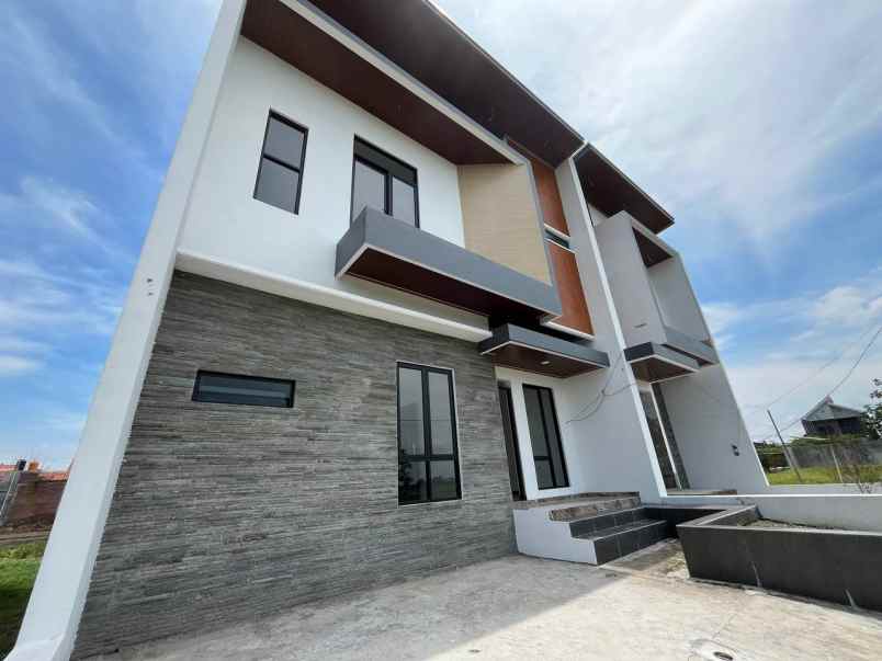 rumah 2 lantai modern tropis dekat solo