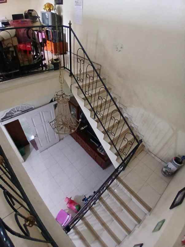 rumah 2 lantai posisi hook di perumnas depok timur