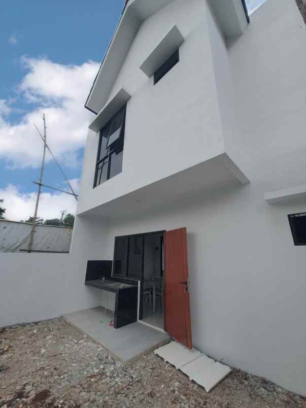 rumah 2 lantai setu cukup booking 1 jt