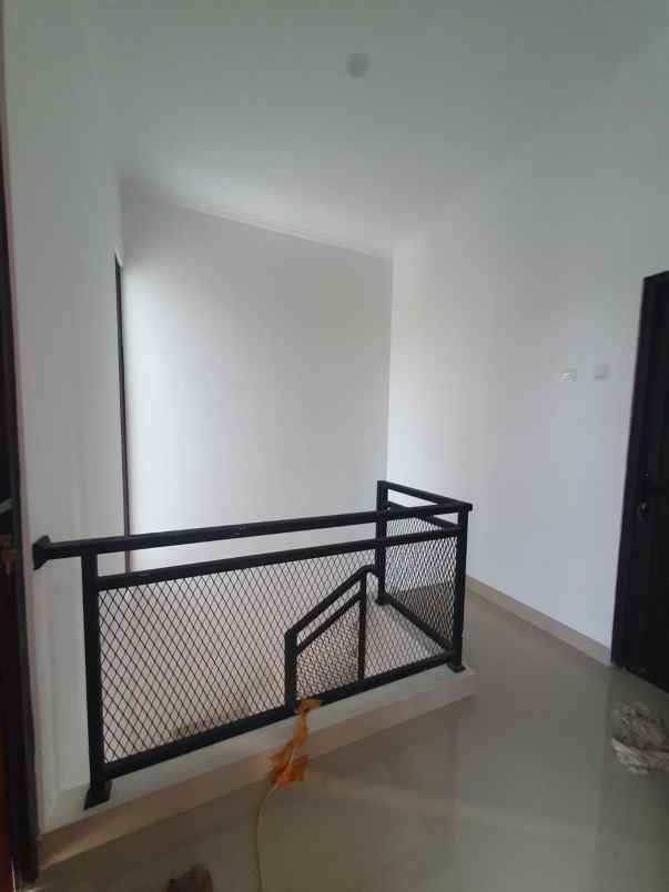 rumah 2 lantai setu cukup booking 1 jt