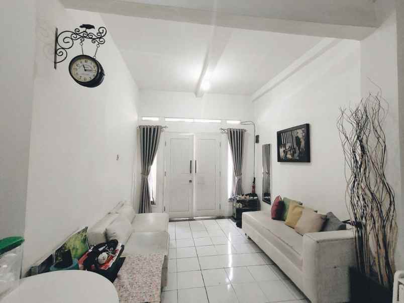 rumah 2 lantai strategis di antapani harga terjangkau