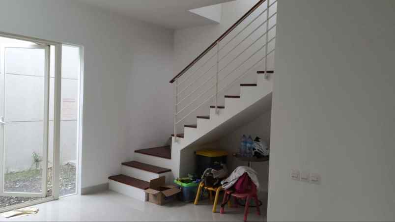 rumah babatan pratama semi furnish