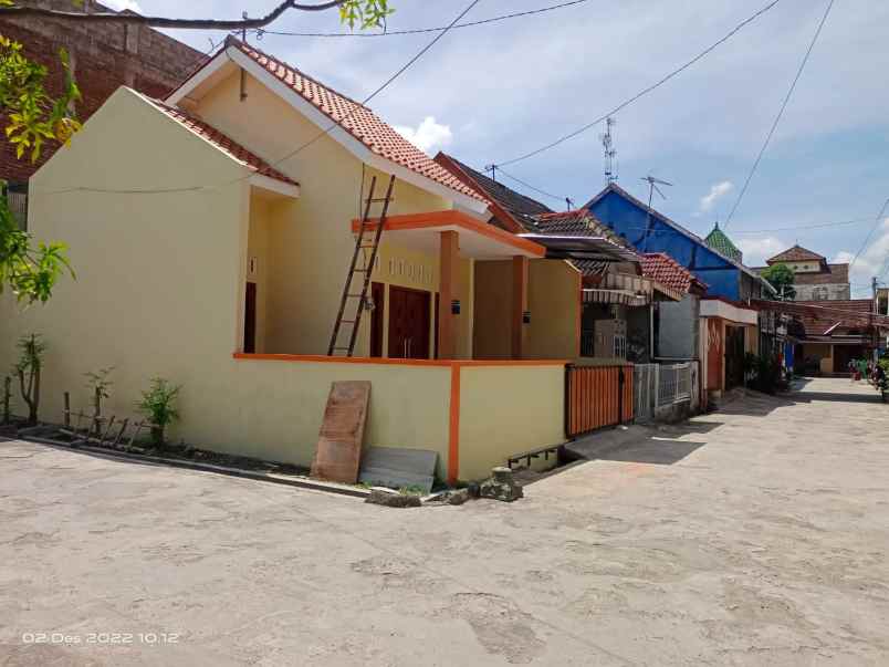 rumah baru bagus dijual di gentan sukoharjo