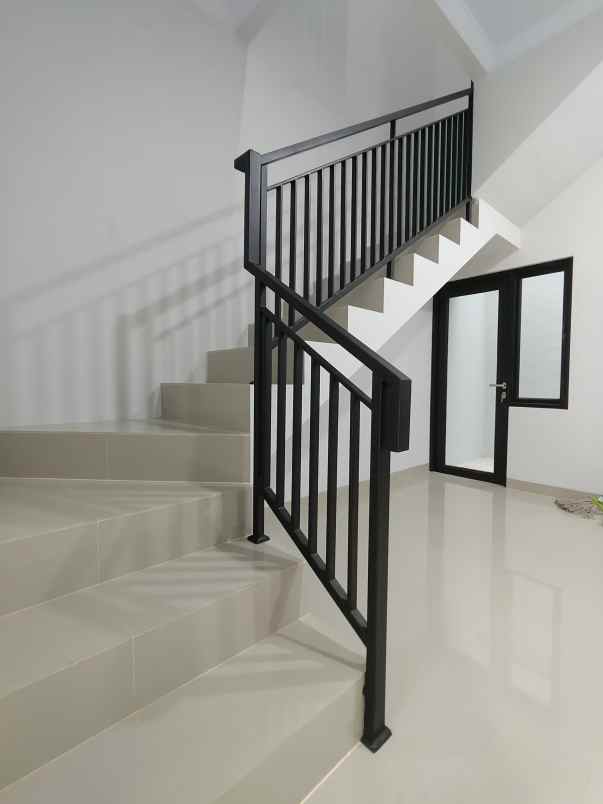 rumah baru modern living di kalisari jaktim