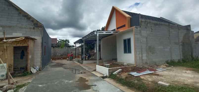 rumah baru pinggir jalan 10 menit ke stasiun cilebut