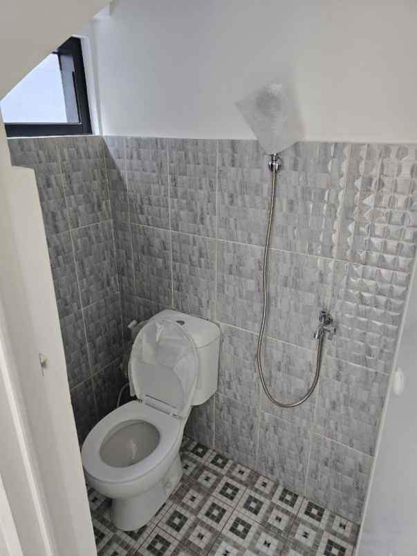 rumah baru siap huni belilah rumah 2 lantai di depok