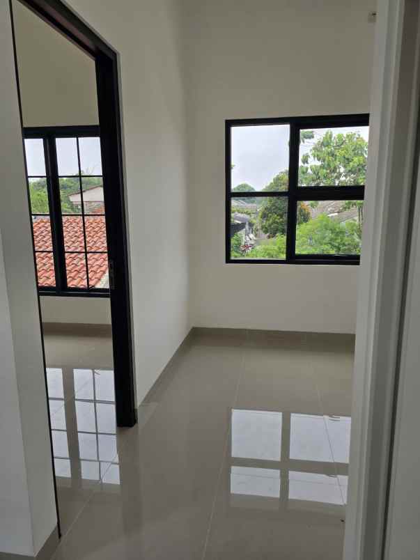 rumah baru siap huni belilah rumah 2 lantai di depok