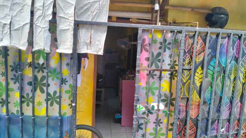 rumah dan kios didalam perkampungan di cipondoh