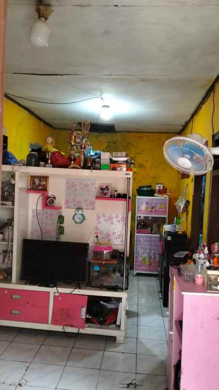 rumah dan kios didalam perkampungan di cipondoh