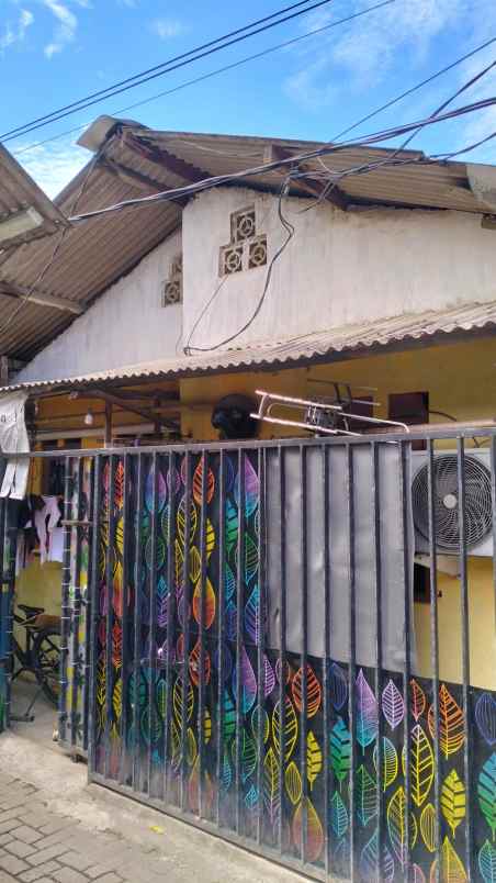 rumah dan kios didalam perkampungan di cipondoh